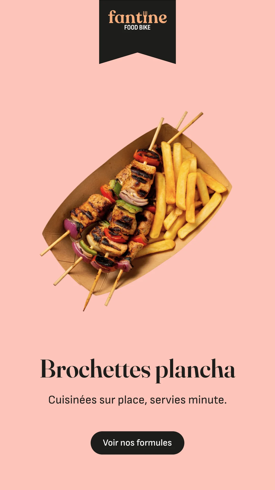 Story « Brochettes plancha » : brochettes et frites dans une barquette, sur fond rose.