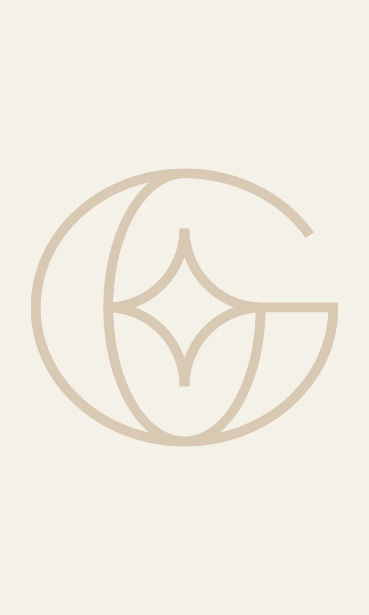 Monogramme Je gère mon gîte en sable sur fond crème, utilisé comme motif.