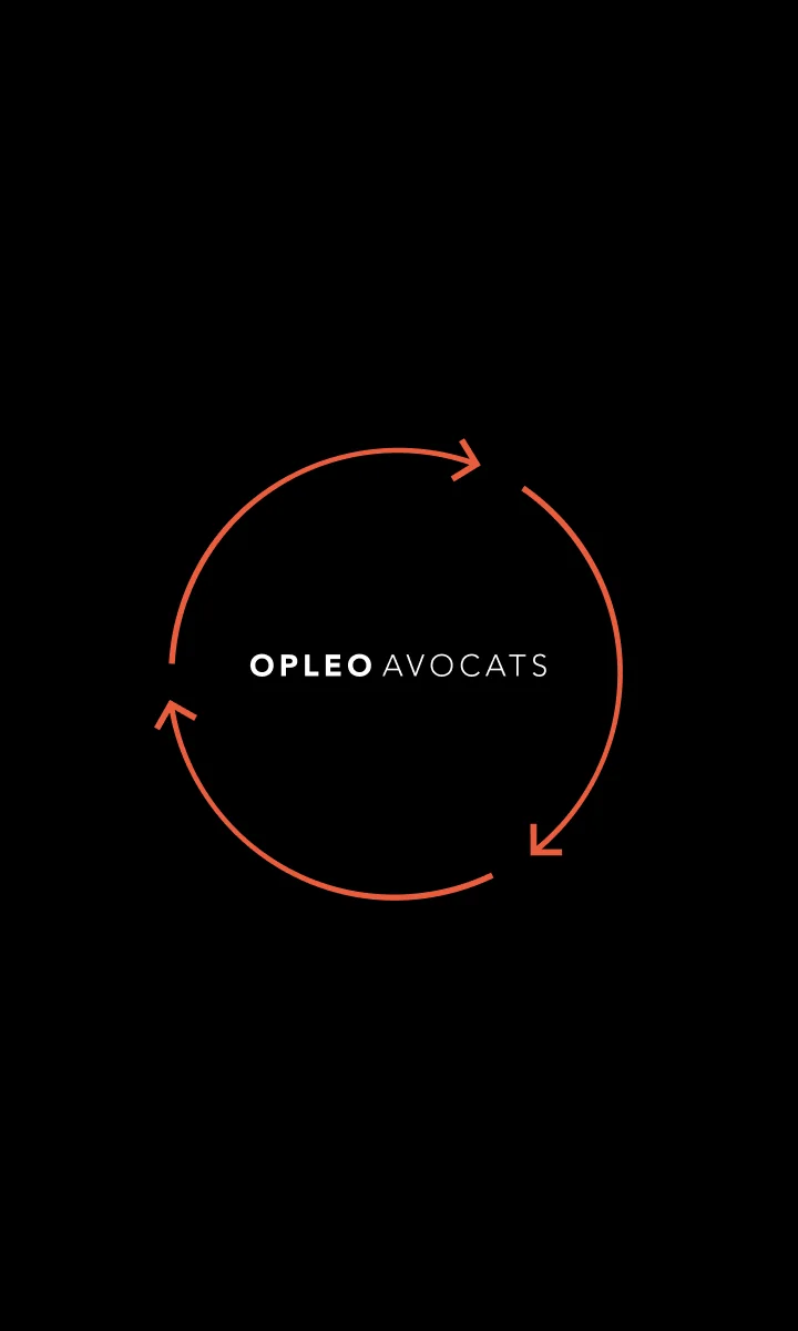 Logo Opleo Avocats : un cercle orange parcouru de flèches autour du nom, sur fond noir.