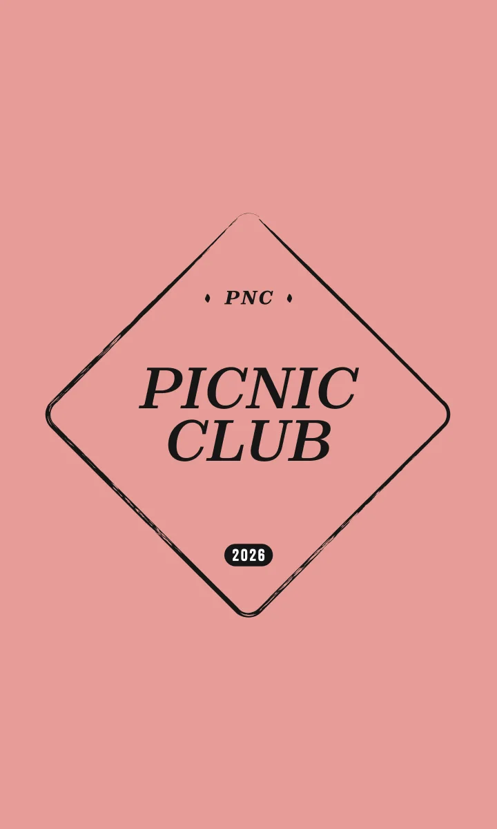 Badge losange PNC The Picnic Club 2026, noir sur fond rose.