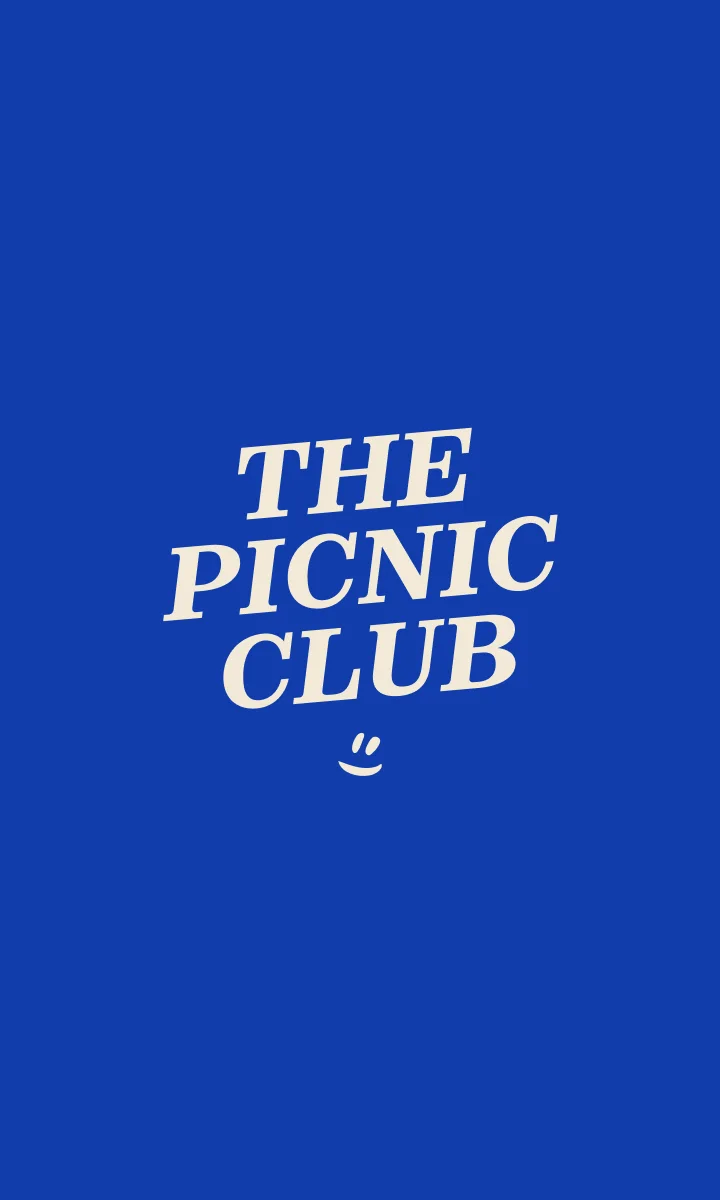 Logo The Picnic Club crème sur fond bleu.