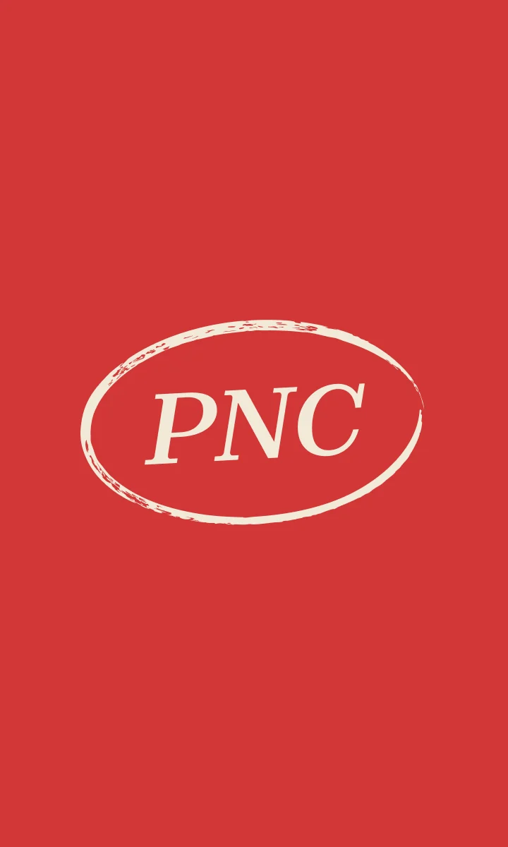 Monogramme PNC dans un ovale tracé, crème sur fond rouge.