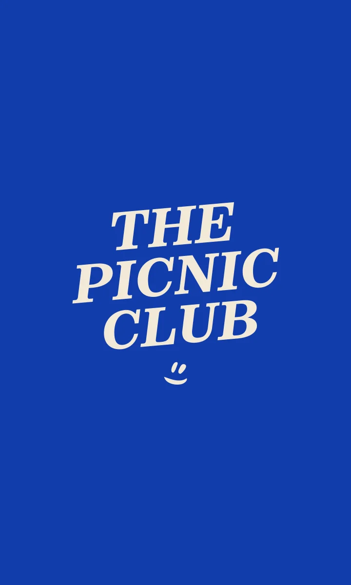 Logo The Picnic Club crème sur fond bleu.