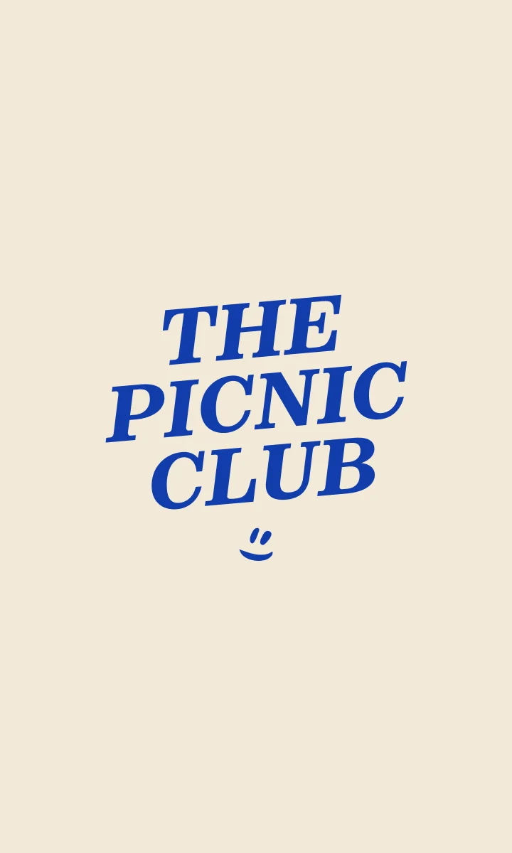 Logo The Picnic Club bleu sur fond crème.