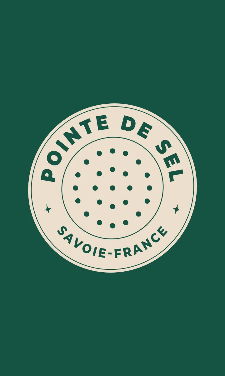 Le badge Pointe de Sel crème sur fond vert.