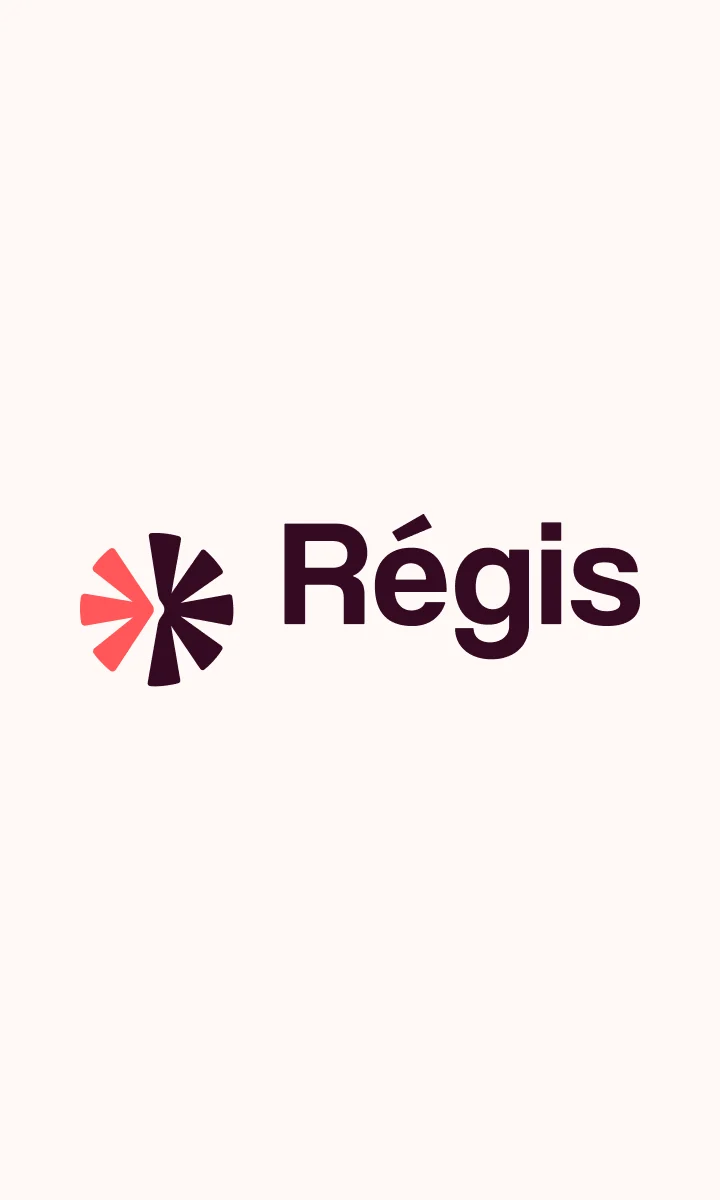 Logo Régis prune et corail sur fond crème.