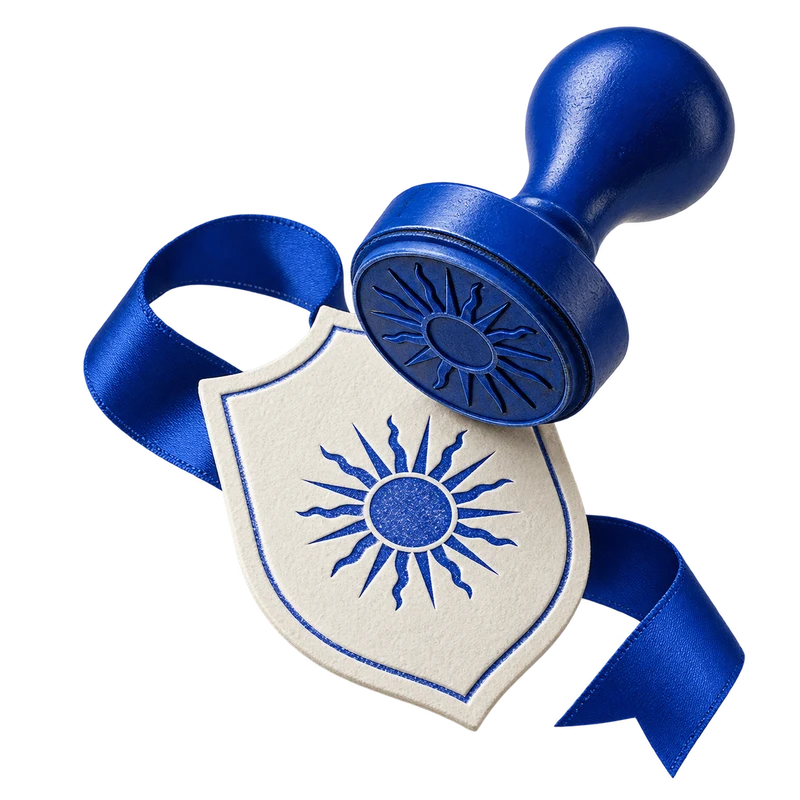 Un tampon bleu marque un blason sur un ruban.