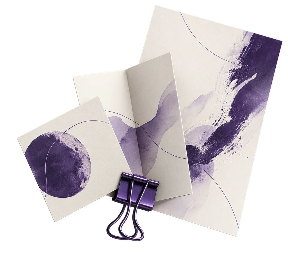 Trois formats imprimés aux motifs violets réunis par une pince.